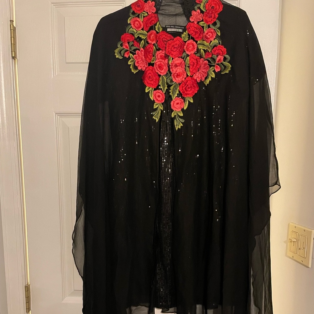 Black Gorgeous evening partywear! 3 pieces comes in medium size.